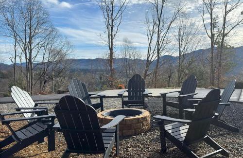 Swannanoa House | New, Luxury, 5 Miles to Asheville, Hot Tub, Spectacular Mountain Views, Fire Pit, Pool Table