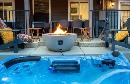 Alta House | New luxury home in the Sierra Mountains, hot tub
