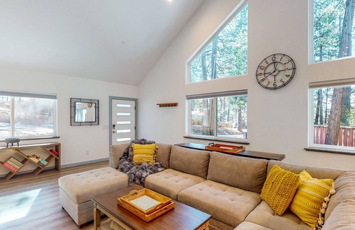 Alta House | New luxury home in the Sierra Mountains, hot tub