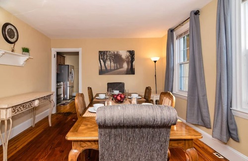 Bryn Mawr House | NEW-Luxury: Mainline Train, Colleges, Hospital