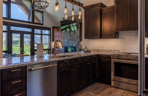 Wapiti House | New Luxury Mountain Modern Cabin Near Yellowstone