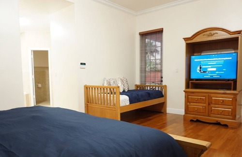 Richmond West House | NEW LUXURY VACATION DREAM RENTAL- SLEEPS 15!