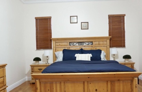 Richmond West House | NEW LUXURY VACATION DREAM RENTAL- SLEEPS 15!