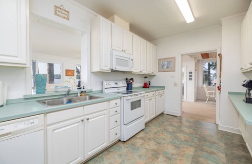 Wise House | New! Main Lake View, Pet-Friendly, Firepit, Dock