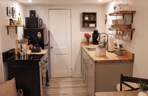 Hampden Cottage | NEW MaineStay Cottage #3 Full Kitchen + Fireplace in Hampden/Bangor
