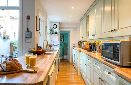 Canterbury House | NEW Maple Cottage - City Centre - FREE Parking