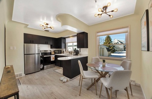 Quinnesec House | NEW! Mid-modern 2 beds with King/Queen