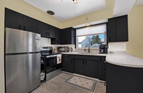 Quinnesec House | NEW! Mid-modern 2 beds with King/Queen