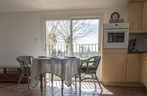 Saint-Martin-de-Crau Apartment | New mod cons et quiet T2 in Provencal farmhouse in countryside, fully equipped