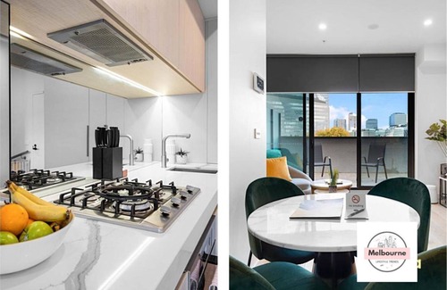 West Melbourne House | New Modern 2-Bedroom Duplex Free Parking - City View, Near To All Attractions