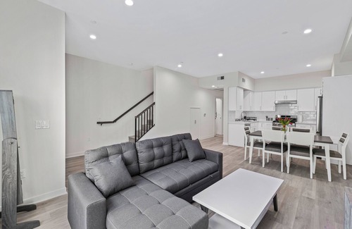 Lamanda Park House | New Modern 3B/3.5B Townhome with Private Parking in Pasadena