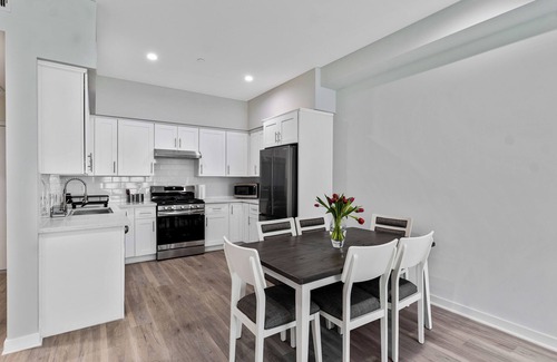 Lamanda Park House | New Modern 3B/3.5B Townhome with Private Parking in Pasadena
