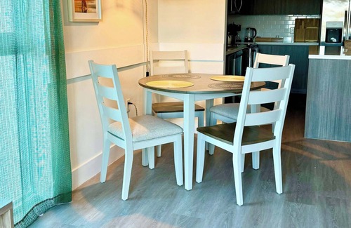 Parkside Apartment | NEW Modern Condo, FREE Parking & High Speed Wifi