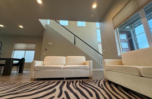Aurora House | New Modern Contemporary House by The Airport and Gaylord Resort