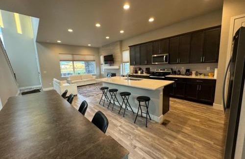 Aurora House | New Modern Contemporary House by The Airport and Gaylord Resort