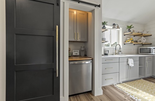Bluffton House | NEW! Modern cottage and perfect location!