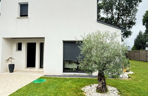 Saint-Ave House | New modern family home with Jacuzzi
