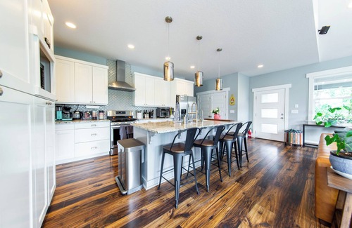 South Gateway House | NEW! Modern Farmhouse - Sauna, Projector, 10ppl, EV Charger!