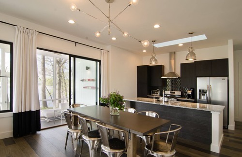 Monticello House | NEW modern lake house + apt for 15: HOT TUB, beach, firepit, playground, games!