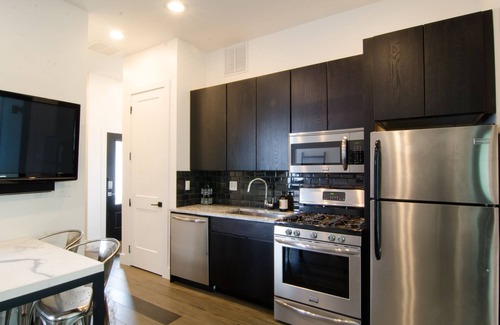 Monticello House | NEW modern lake house + apt for 15: HOT TUB, beach, firepit, playground, games!