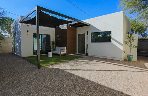 Sam Hughes House | NEW/Modern Luxury/Guest House/Central/Private/King bed/Wifi