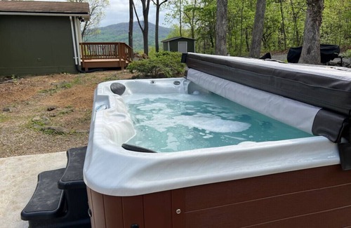 Chester Gap House | New - Modern Mountain Retreat w/Hot tub and view!