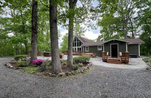 Chester Gap House | New - Modern Mountain Retreat w/Hot tub and view!