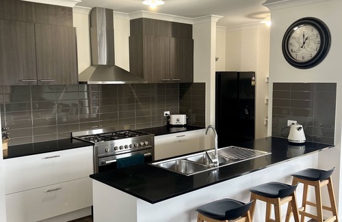 Strathfieldsaye House | New, modern & spacious in a perfect quiet location only 10 minutes from the city