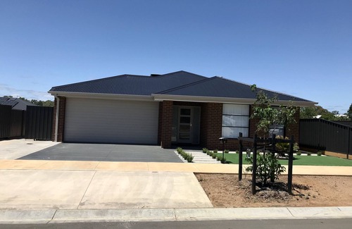 Strathfieldsaye House | New, modern & spacious in a perfect quiet location only 10 minutes from the city
