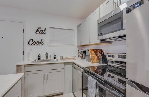 Fairbanks Apartment | NEW Montrose Gem! Central to Downtown HTX, NRG, & the Museum District.