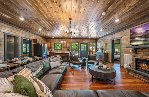 Caton Cabin | NEW Mountain Luxury-8BR w/Indoor Pool/Arcade Games