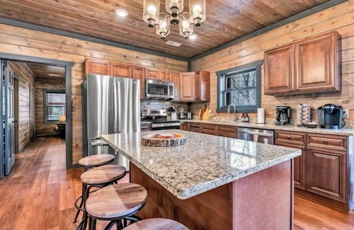 Caton Cabin | NEW Mountain Luxury-8BR w/Indoor Pool/Arcade Games