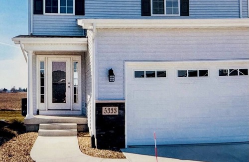 Cedar Falls House | NEW Near UNI Modern Spotless Townhome