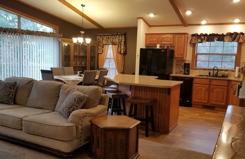 Springville House | New on market. Cabin with 3 beds and 3 baths surrounded by forest