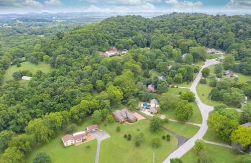Franklin House | NEW Outdoor Oasis Pool, Hot Tub, Firepl, 6 bedr