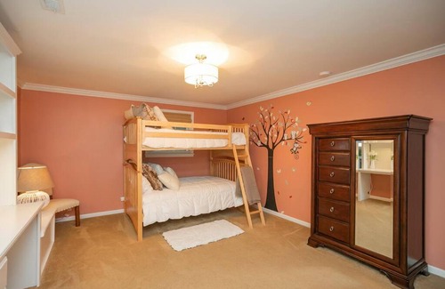 Franklin House | NEW Outdoor Oasis Pool, Hot Tub, Firepl, 6 bedr