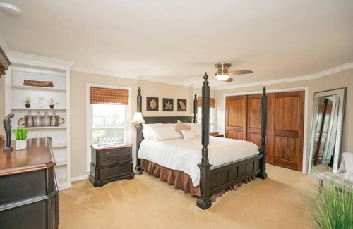Franklin House | NEW Outdoor Oasis Pool, Hot Tub, Firepl, 6 bedr