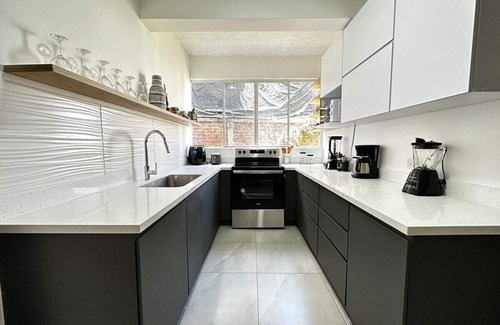 San Salvador House | [New!] Outstanding BIG 5-Bedroom House in San Benito with Big Garden!n