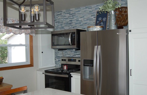 Weyauwega House | New owners, fresh remodel - Lakehouse with 100' of sandy frontage on White Lake!