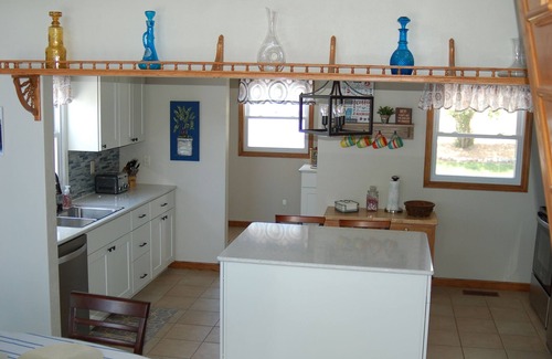 Weyauwega House | New owners, fresh remodel - Lakehouse with 100' of sandy frontage on White Lake!