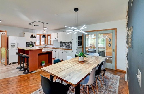 Portage Ski Chalet | NEW OWNR SPECL - Hilltop Oasis w/HotTub+Sauna-Close to Wis Dells & Baraboo!