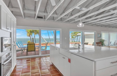 Farara Shores House | *NEW!*Paradise Point~VIEWS!~Open Water~Dock~Pool!