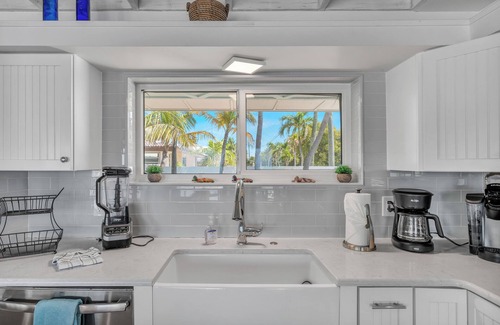 Farara Shores House | *NEW!*Paradise Point~VIEWS!~Open Water~Dock~Pool!