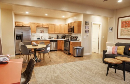 Draper Condo | New! Paragliding Paradise | Hot Tub | Grill | View