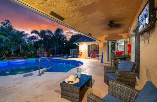 Tropic Palms House | New! Private Pool House with Hot Tub, free Wi-Fi, massage chair and Arcade!