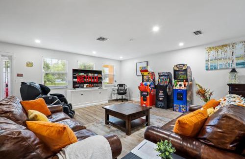 Tropic Palms House | New! Private Pool House with Hot Tub, free Wi-Fi, massage chair and Arcade!