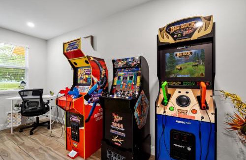 Tropic Palms House | New! Private Pool House with Hot Tub, free Wi-Fi, massage chair and Arcade!