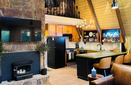 Jonesboro Cabin | NEW property! Lakeside covered hot tub, A-frame 3 King Beds, Shawnee Forest