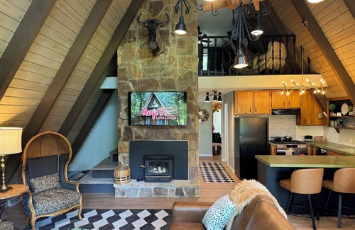 Jonesboro Cabin | NEW property! Lakeside covered hot tub, A-frame 3 King Beds, Shawnee Forest