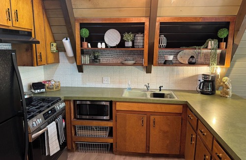 Jonesboro Cabin | NEW property! Lakeside covered hot tub, A-frame 3 King Beds, Shawnee Forest